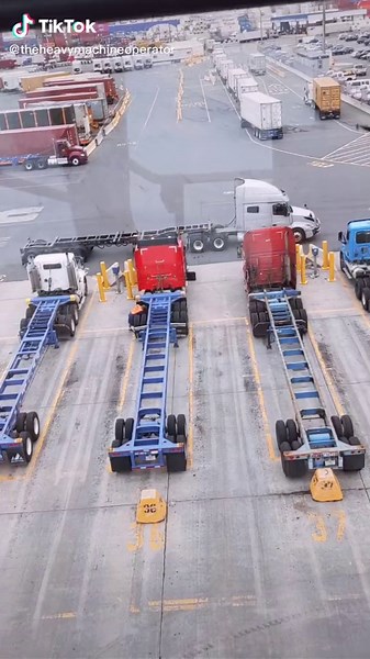 The line to get in#shipping #straddlecarrier #logistics #heavymachinery #cargoship #ship #boat #heavylift #shippingcontainer #truck #tractor #trailer