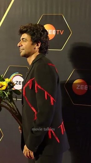 #SunilGrover poses with #Sunflower 🌻 in hands #MovieTalkies