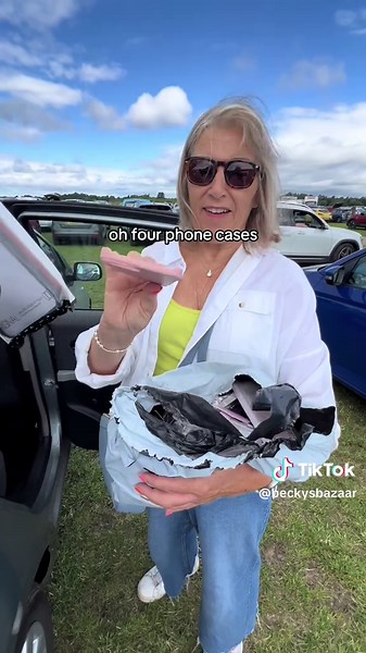 The amount of people surrounding this stall & ripping open their bags was hilarious!🤣 it was pure chaos🤩 Do you think if was worth a fiver?💸🤔 Stay tuned for the next unboxing🥰 #carboot #carbootsale #carbootsaleuk #carboothaul #carbootfinds #mysterybox #mysterybags #mysterybag #amazon