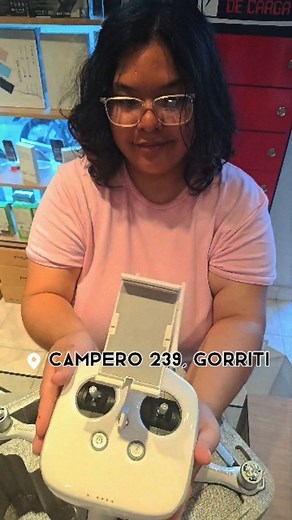 Unboxing rápido del Phantom 4: un drone sólido, estable y listo para grabar tomas que parecen de cine. Si te gustan los drones que no fallan y que te dan calidad real, este te va a gustar. Mostré todo lo que trae la caja y por qué sigue siendo una bestia para crear contenido. 📦 Drone control hélices batería cargador 🚀 Estable, preciso y perfecto para videos profesionales 🎥 Pronto lo muestro volando ¿Querés la prueba de vuelo? Dejame un comentario. | El Sitio Comunicaciones