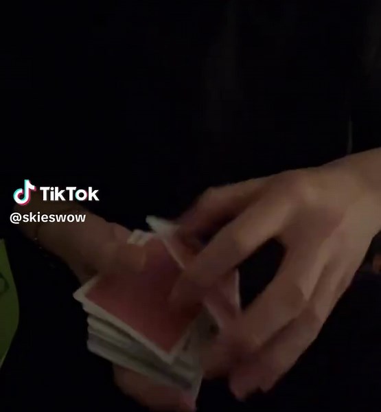 How it’s done — cardistry with cards by @Emin