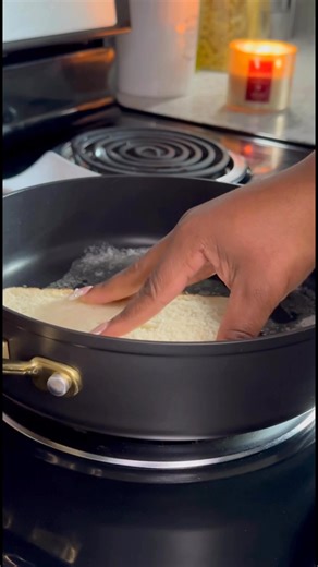 Hot Honey 🥓 Grilled Cheese 🔥 Recipe is in the comments section 🥰 #grilledcheese #HotHoneyDrizzle #hot #honey #bacon #cheesy #CheesyGoodness #foodlover | Platedbydee