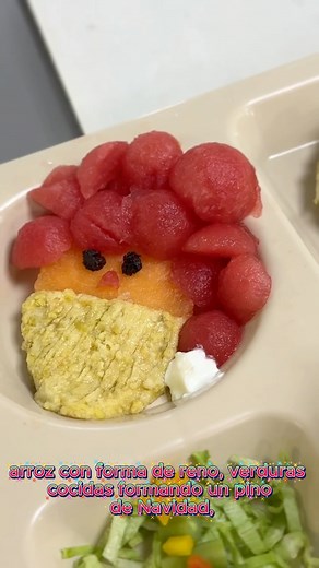 📢 En el HGR No. 1 del #IMSSGuerrero ñ, el personal de Nutrición brindó una comida especial de Nochebuena a niñas, niños y adolescentes hospitalizados 🎄🍽️. Con platillos creativos y llenos de color, se regaló un momento de alegría y bienestar 💚💫 | IMSS Guerrero