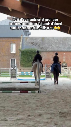 Identifie ton pote de botte à botte! On apprécie les popotins en rythme 🎶 c’est archifaux mais bon c’est pour la vanne. #cheval #humour #equitation #drole @hayadesfalaises @sourya.esta 🫶🏼 | Cavalière de Grand Pré