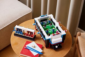 Snart kan du bygga ett foosball-spel i Lego. Spela bordsfotboll med lego-figurer.