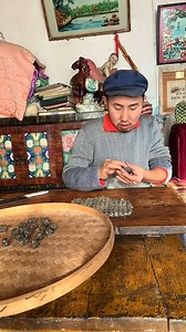 Southerners make tangyuan (glutinous rice balls), while northerners roll yuanxiao (Chinese rice dumplings). #food #folkcraftsman #funny | Shūshu de chúfáng