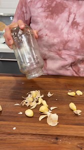 🧄Garlic makes everything taste better! 😋 Check out this super easy and painless way to peel garlic quickly, so you can enjoy its deliciousness hassle-free! 👌💥 #GarlicLovers #KitchenHacks #EasyPeeling | Jessica Gavin