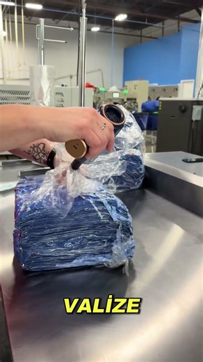 Adam vakumlama yöntemini bilseydi, valizinin tekerleklerini kırmak zorunda kalmazdı 😳