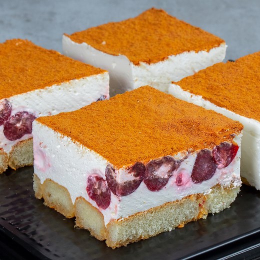 Pun coca-cola in orice prajitura! ingrediente: frișcă - 600 ml smântână - 400 ml zahăr pudră - 100 g 100 g vișine - 350 g pișcoturi - 200 g Coca cola - 500 ml scorțișoară - 5 g Tava cu dimensiunea 30x30 cm La frigider 2 ore | Cookrate - Romania