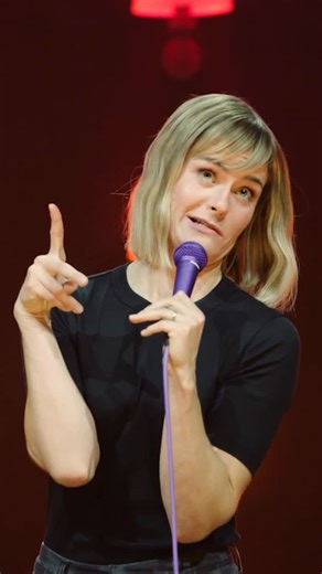 Hazel Brugger on Instagram: "Mama hat gekocht 👩🏻‍🍳 Sonntag leg ich euch was Kleines unter den Weihnachtsbaum: Mein neues Comedy-Programm #immernochwach , produziert von meiner GmbH und komplett kostenlos auf YouTube 🍋🎄"