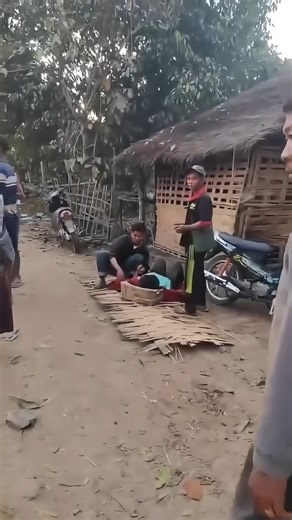 #Breaking News Mithi Ah Vanlawng Nih Bom A Thlak Caah Minung 20 Hrawng An Thi The Chinland Post | 2026 January 23 — Kachin ram, Banmaw khua, Irrawaddy tiva kam, Kaung-gya khuate ah ralzaam mipi pawl mithi inn ah ṭhutpinak an ngeih lio ah ralhrang SSPC nih vanlawng in bom a thlak caah minung 20 hrawng an thi tiah theih a si. January 22 zaanlei sml 4:00pm hrawng ah, Banmaw um ralzaam pawl tam deuh nih an i dornak Kaung-gya khuate cu ralhrang SSPC nih voi 4 nak tlawm lo bom a thlak tiah Kachin Huma