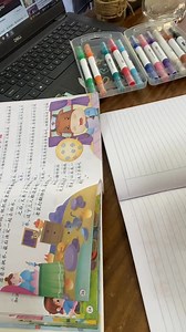Tui quyết không bỏ phí quyển sách! 🥹 Nạp tiếng Trung từ nhiều nguồn, học thêm nhiều cách diễn đạt. Nhìn 1 trang có vẻ nhiều chữ chứ thực ra dồn lại thì viết có chút là xong. 👌🏻 Combo học tập đơn giản: Vở 15k, bút 2k, màu 30k viết tiêu đề. Ấy thế mà cũng nạp đc nhiều lắm 💃 | Thuy Tran