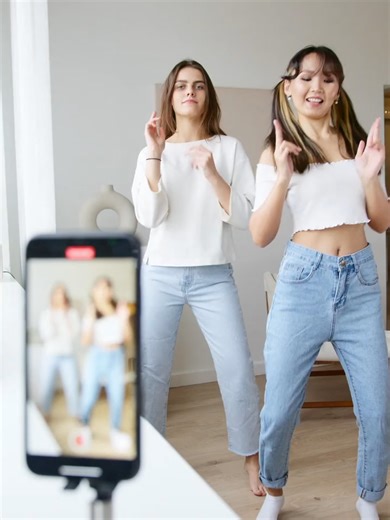 Cette danse fait le tour de TikTok France 🔥💃 Une musique entraînante, une chorégraphie reprise partout, et des styles différents à chaque vidéo 🕺✨ Des créateurs solo aux compilations, ce challenge est devenu impossible à ignorer 🎶 Si tu l’as déjà vue sur ton fil, ce n’est pas un hasard 👀 Regarde jusqu’au bout… tu risques de la revoir très vite 👌🔥 #DanseTikTok #DanseVirale #ChallengeDanse #TikTokFrance #Tendance #PourToi #FYP