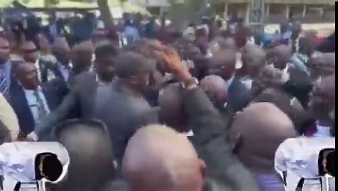 Le Pape, Obama, Mobutu, Poutine, Shaka Zulu, Edingwe, Lumumba, Mzee, Papa Wemba... ont tous eu des amis d’enfance. Voici #Félix,entouré de ses amis. Mais pdt 22 ans, nous n’avons vu ni entendu parler d1 seul ami de JK, mm par hasard. Était-il seul dans son monde ? Tout est FLOU