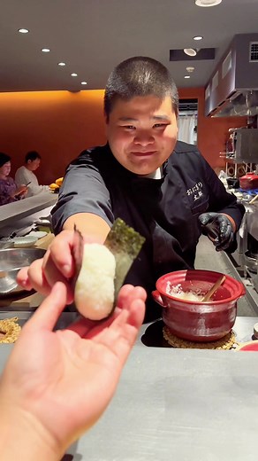 世界に誇る日本のおにぎり職人🍙新進気鋭の若手と熟練の技を持つおかあさんが握るのはお米だけでなく、食べた人に笑顔を届ける愛が込められてます！#東京グルメ #japanesefood #tiktokfood #onigiri ①おにぎり太郎 ②おむすびてしま