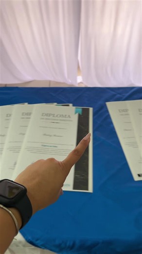 Uñitas de graduación en gel: diseños fáciles para alumnas