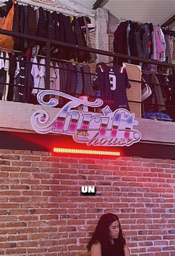 Me lancé al @Fashion Thrift Mx 🛒💥💋⭐️ con mi carnalito. Mucha expresión, mucha diversidad y energía bien dura. Eventos así sí valen la pena. #thrifthouse #cultura #moda #arte #artistasmexicanos