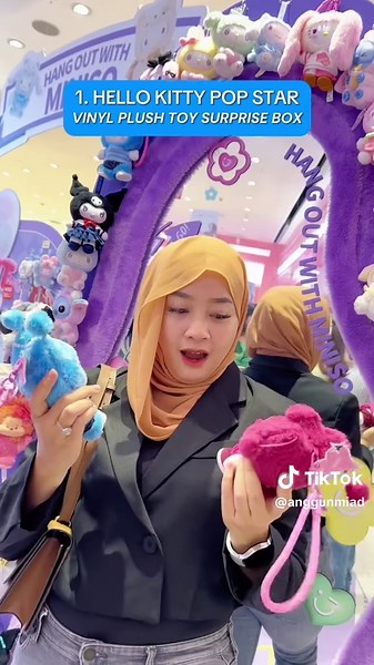 Aku sedang belanja di Miniso Indonesia Di central park?! Ternyata dekorasi nya baru bersama Zootopia dan juga Koleksi lainnya Ada Harry Potter, Hello Kitty, and Vinyl Plush Toy sections Beli 3, dapatkan 1 gratis untuk mainan mewah vinil (HANYA untuk 3 produk ada : 1. HELLO KITTY POP STAR VINYL PLUSH TOY SURPRISE BOX 2. DISNEY ZOOTOPIA COLLECTION VINYL PLUSH TOY SURPRISE BOX 3. SANRIO CHARACTERS FOX ISLAND VINYL PLUSH TOY SURPRISE BOX Dan juga Spend 600K atau lebih dan dapatkan gantungan kunci mi