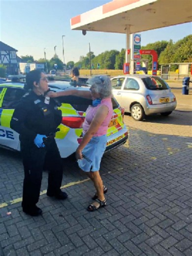 🚨👮‍♀️ Tensions boil over! A woman ignored commands to step back while trying to leave her card with a man being arrested. After getting too close, a policewoman pushed her back. The woman then pushed the officer, escalating the confrontation. 😳🔥 Was the officer simply enforcing the scene, or did the response go too far? Watch the full clip and share your thoughts. 👀👇 #police #PoliceInteraction #uknews #CaughtOnCamera #confrontation #uktokシ #ukpolice #BreakingNews