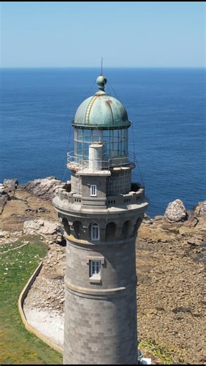 À Plouguerneau se dresse un géant de granit : le phare de l’île Vierge. 😍 Avec ses 82,5 mètres, il est le plus haut phare en granit d’Europe. Pour atteindre son sommet, il faut gravir 365 marches… mais la vue récompense largement l’effort. Sentinelle de l’océan, il continue d’inspirer marins et voyageurs et fait rayonner le Finistère bien au-delà de nos côtes. Avez-vous déjà monté les marches ? 🌊✨ 💡 À noter : les Journées nationales des Phares de France se tiendront à Plouguerneau, du 15 au 1