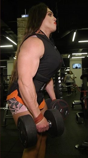 Nataliya Amazonka pumps up the shoulders