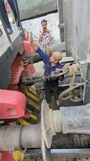 Two types of train coupling 🚆⚙️2️⃣ Different systems, same job! #ytshorts