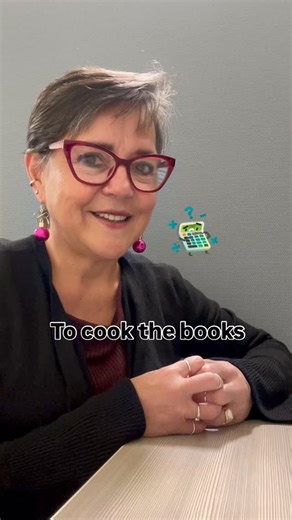 Expresión: Cook the books Procedencia: A partir del siglo 17, el verbo “to cook”, se reconoce como alterar cuentas. Tergiversar la contabilidad de una empresa. Cuando cocinas ingredientes en una receta, los alteras para mejorarlos y presentar algo delicioso. Es por eso que este verbo se ha usado de esa manera desde el siglo 16, solidificándose como expresión en el siglo 18. Significado: La manipulación fraudulenta de finanzas. Equivalentes: Falsificar los libros de cuentas Manipular o tergiversa