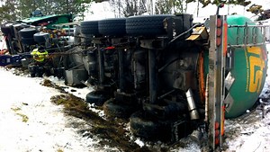 FORTVILET: Et dansk vogntogsom veltet på E10 ved Lødingen heises opp av bergingsbil. – Bøter, kjøreforbud og avskilting er bare en dråpe i havet. Mange utenlandske sjåfører kjører videre uansett og betaler aldri boten, sier UP-sjef Knut Danielsen i Nordland.