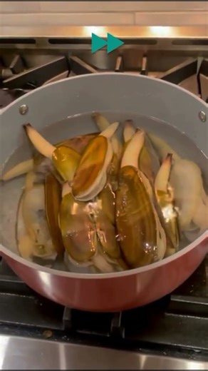 The fastest way to get razor clams out of their shells 🦪🔥 #razorclams #pnwfishing #clamming