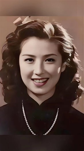 这张照片拍于1940年，那时她年仅20岁，身为上海百乐门舞厅的首席舞女，也是当时有名的演员，她美得惊人，堪称沉鱼落雁，在那个原生态美的年代，如今的美女也难比#明星