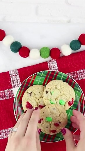 🍪 Indulge in the deliciousness of my homemade chocolate chip cookies! 🤤 Follow my step-by-step recipe on the blog and treat yourself to these scrumptious treats that everyone loves. 🥣 ❤️ ➡️ https://sweetredpoppy.com/chocolate-chip-cookies/ | Sweet Red Poppy