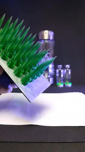 3.9K reactions · 142 shares | Vial de Kryptonite  El Vial de Kryptonita “Un fragmento de un mundo muerto… atrapado en un simple vial. Brilla con la pureza del cristal, pero su resplandor es veneno. La kryptonita, reliquia de Krypton, no trae esperanza… trae debilidad, dolor y muerte para su último hijo. Un recordatorio cruel de que incluso los dioses tienen cicatrices. No es solo un mineral… es la condena de Superman.” | anexo3d_oficial | Facebook