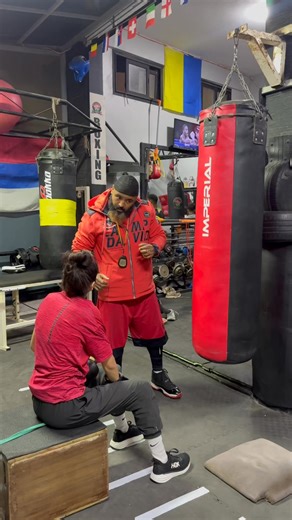 Coach Khalid Hamoucha on Instagram: "Générez de la puissance dans vos frappes en isolant la rotation du tronc. Pas de jambes, juste un couple pur du haut du corps. Cela affine votre mécanique de base et vous apprend à générer de l’équilibre et force même dans des espaces restreints.💪👌🥊✅"