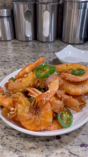 Joedy Tran on Instagram: "Crispy Salt and Pepper shrimp recipe………Make it at home for a fraction of the price. Everyone has there own and this is my. Brought my shrimp from Costco but you can get head on shrimp at most Asian Supermarkets. Recipe: •1 tablespoons cooking oil •2 tablespoon minced garlic (more if preferred) •1-2 jalapeño (sliced) •1/4 cup shallots Recipe for shrimp 🦐 •18-20 jumbo head on shell on shrimp(deveined) •1/2 teaspoons garlic powder •1/2 teaspoons onion powder •1/2 teaspoon