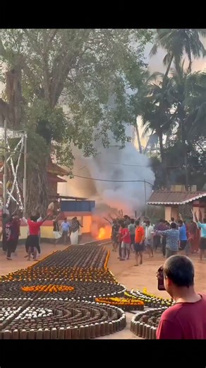 Fire.Crackers.Media on Instagram: "കതന വെടി 💥💥💥 പള്ളിപ്പറമ്പുകാവ് ഭഗവതി ക്ഷേത്രം എറണാകുളം ⚜️ 🎥 @anil60048 🖤"