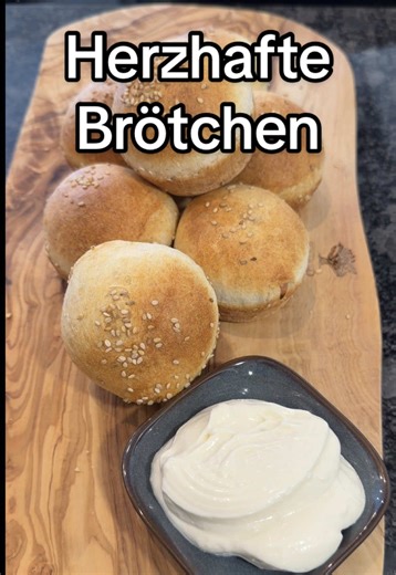 Hallo 👨🏽‍🍳 Heute gibt’s: Die aktuell viralen TikTok-Brötchen. Knusprig, käsig gefüllt und perfekt als schneller Ofen-Snack! Außen goldbraun, innen geschmolzener Babybel mit herzhaftem Schinken. ————————————— Rezept: ▫️1 Packung Knack & Back Aufbackbrötchen ▫️1 Packung Babybel ▫️Schinken ▫️Sesamkörner ▫️Aioli oder Dip nach Wahl ————————————— Zubereitung: ▫️Backofen auf 200 °C Ober-/Unterhitze vorheizen. ▫️Die einzelnen Knack & Back Brötchen jeweils in der Mitte halbieren, sodass du genau 16 Hä