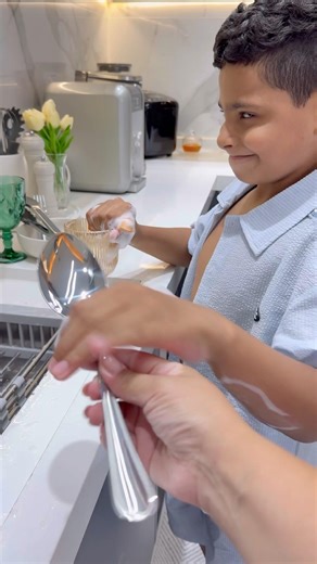 "When I'm finishing washing the dishes and my mom comes with even more dishes..." 😭🍽️