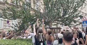 VIDEO 24sata u Beču: Stotine fanova Taylor Swift preplavili grad, svi pjevaju njezine pjesme