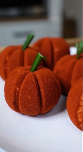 Simple 10-Min Pumpkin Cheese Balls for Fall Parties! No Bake Appetizer #HalloweenFoodIdeas