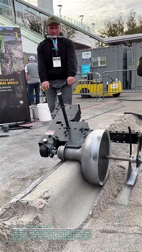手持ち型砂利圧縮・研磨機の実演