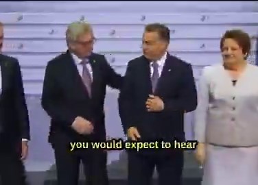I anledning af det ungarske valg ville jeg bare lige dele et af de mest bizarre øjeblikke i europæisk politik.Ved starten af et EU-topmøde i Riga, Letland, hilste Europa Kommissionens formand Jean-Claude Juncker på Viktor Orbán med et klask på kinden og kaldte ham en diktator 🤷🏼‍♂️