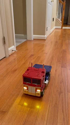This Auto-Converting Optimus Prime is so freaking cool!!! #Transformers #Hasbro #Robosen #OptimusPrime #RollOut