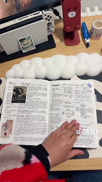 Commonplace 🤩 is an amazing tool to write down discoveries and things that spark your interest 💫. My system isn’t perfect, but it helps me collect my thoughts and revisit them anytime I want! #writingtok #organization #journaling #journaltok #selfcare #selfimprovement #selfexpression