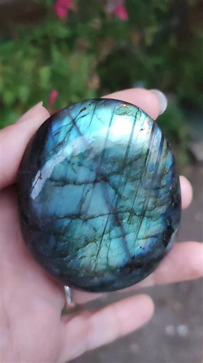 [PROTECTION, ANTIDOULEUR & RÉVÉLATION DES DONS] 💖💎 La labradorite La labradorite peut permettre de : - protéger les soignants👨‍🔬, thérapeutes et autres travailleurs sociaux ou avocats👩‍⚖️, et par déclinaison toute personne en contact avec un public. - éviter de se faire pomper son énergie. - fonctionner comme une éponge et d'absorber à votre place toute énergie négative🙏. Idéale en cas de grosse fatigue. - réparer les fuites de l'aura...😊. - enlever certaines douleurs - faciliter la gesti