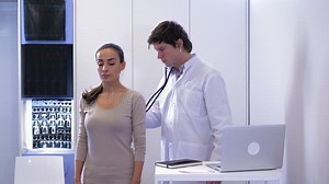 Femelle De Visite Médicale Dans La Clinique Clips Vidéos - Vidéo du coeur, patient: 90421291