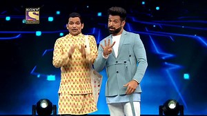 146K views · 8.9K reactions | Expression Queen, Eesha Mishra dance performance on the song Chamma Chamma stole the judges hearts. Farah Khan sprang up a surprise and brought a tiffin box full of delicacies for the Super Foodie.❤️ Sony Entertainment Television #SuperDancerChapter4 | India Forums | Facebook