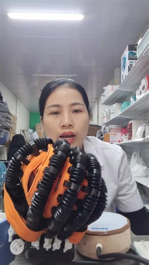 ROBOT TẬP TAY ORMI – GIẢI PHÁP PHỤC HỒI CHUYỂN ĐỘNG CHO NGƯỜI YẾU TAY, LIỆT TAY, TAI BIẾN, TÊ BÌ Mất lực tay, khó cầm nắm, cứng cơ, tê bì… là tình trạng rất nhiều cô bác gặp phải sau tai biến, thoái hóa xương khớp hoặc do làm việc quá tải. Khi bàn tay yếu đi, ngay cả những việc nhỏ nhất như cầm chén nước, mở nắp chai, cài nút áo… cũng trở thành thử thách, gây phiền toái và giảm chất lượng cuộc sống. Không phải ai cũng có thời gian hoặc điều kiện đến phòng vật lý trị liệu mỗi ngày. Vì vậy, một th