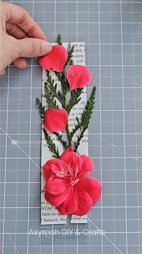The simplest way to make elegant bookmarks with flowers 💐 #easycraft #diy #handmade #flowers #art