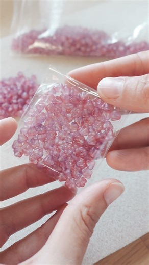 some chill ASMR bead packing with flower & love heart beads 💖 #glassbeads #asmrpacking #beads