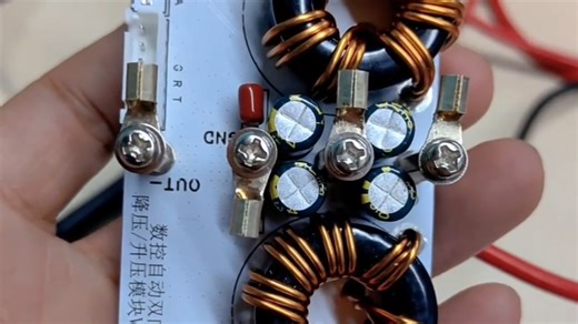 新研发的数控双向DCDC电源模块，最大60A峰值，给超级电容稳压，同一个口实现恒流恒压充电放电，功能非常强大，喜欢的关注我哦